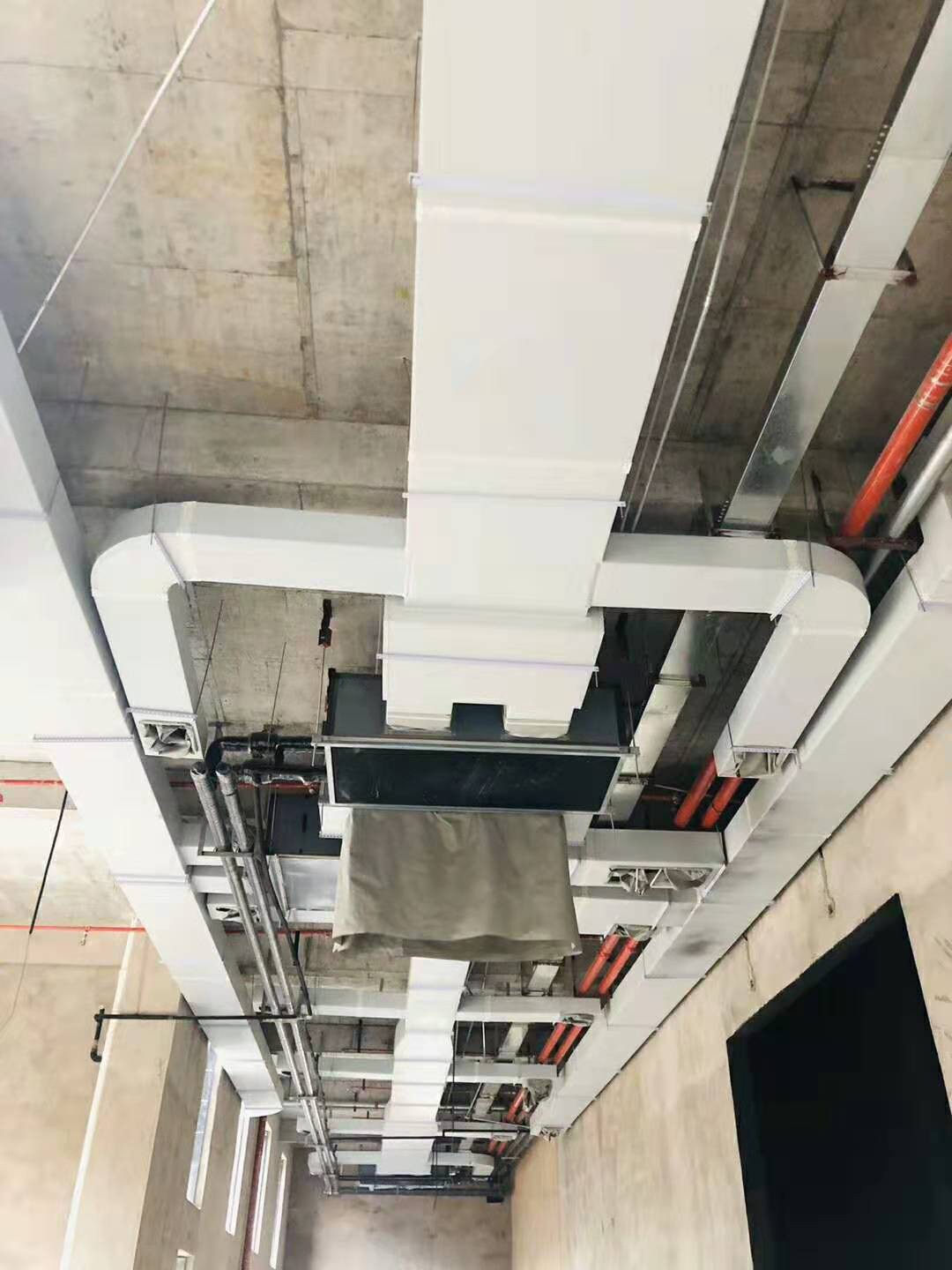 3000风量吊顶式空调机组安装现? onmousewheel=